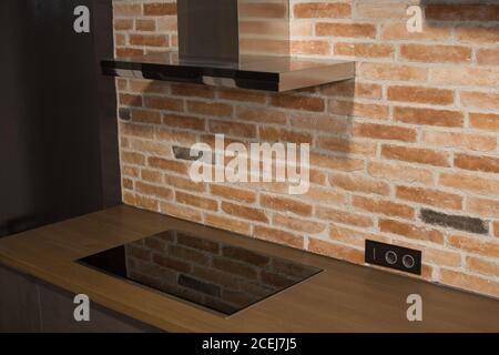 Cucina moderna con forno elettrico, stufa elettrica e aspiratore ventilatore da cucina o cappa di gamma. Moderna cappa a camino in acciaio inox. Isola cappuccio contro Foto Stock