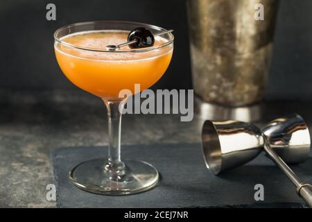 Cocktail Boozy Blood and Sand con una guarnitura di ciliegia Foto Stock