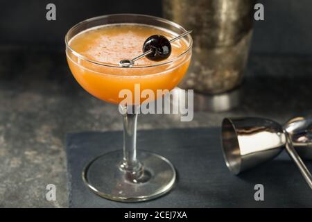 Cocktail Boozy Blood and Sand con una guarnitura di ciliegia Foto Stock