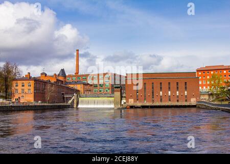 30 maggio 2019 - Tampere, Finlandia: Splendida vista panoramica sulla diga di acqua della vecchia centrale idroelettrica sul fiume Tammerkoski e la vecchia tradizione Foto Stock