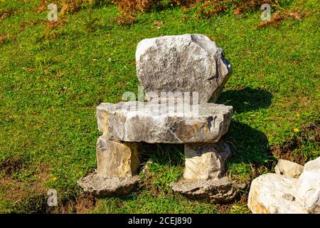 Bella vista su sedia in pietra sul sentiero che conduce Al parco nazionale e alle famose attrazioni della Georgia Okatse Okace Canyon situato vicino a Kutaisi Foto Stock