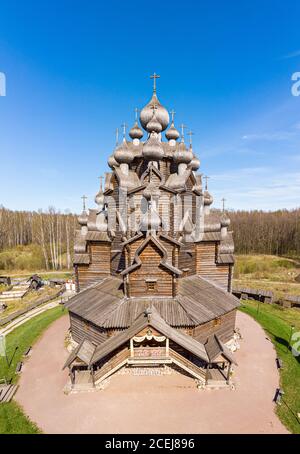 Bella vista aerea del tradizionale villaggio russo con cappella in legno ortodosso e campanile in Bogoslovka maniero. Pokrovskaya multi cupola chiesa Foto Stock