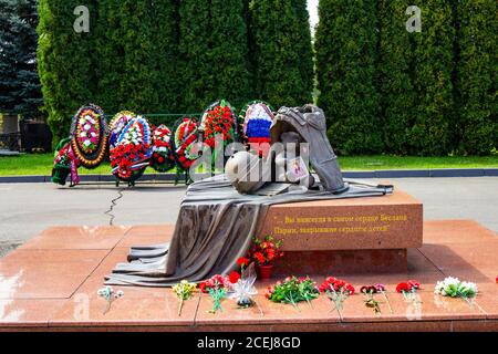 14 settembre 2018 Beslan Caucaso Russia: Monumento ai soldati caduti del CSN FSB al cimitero commemorativo città degli angeli . Il cimitero erano Foto Stock