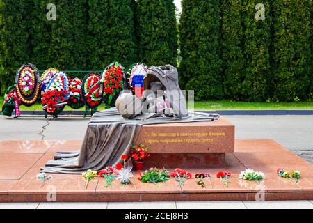 14 settembre 2018 Beslan Caucaso Russia: Monumento ai soldati caduti del CSN FSB al cimitero commemorativo città degli angeli . Il cimitero erano Foto Stock