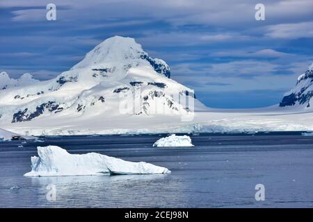 Iceberg galleggia in Antartide. Foto Stock