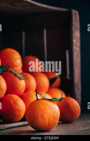 Arance fresche in una vecchia scatola di legno Foto Stock