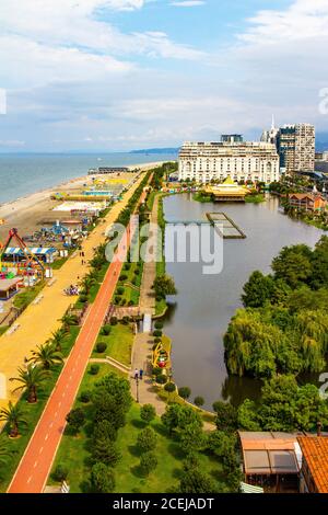 Splendida vista dall'alto sulla pista ciclabile per il traffico lungo l'argine del nuovo Boulevard di Batumi vicino alle fontane cantanti di Batumi. Parcheggiare con Foto Stock