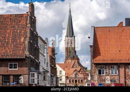 La città vecchia di Lueneburg, vista panoramica sulla Luenertorstrasse per la chiesa di San Nicolai, storico quartiere del porto, bassa Sassonia, Germania, Foto Stock