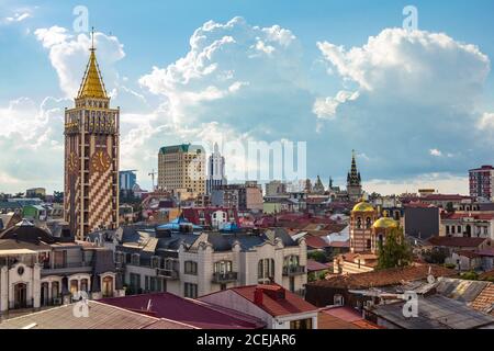 Vista dall'alto delle principali attrazioni della vecchia Batumi, situata sulla costa del Mar Nero in una giornata estiva nuvolosa. La Chiesa di San Nicola, Basilica, capitale Foto Stock