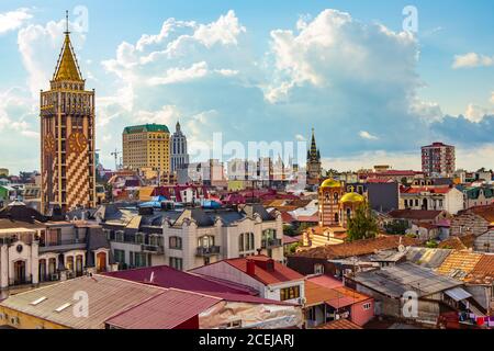 Vista dall'alto delle principali attrazioni della vecchia Batumi, situata sulla costa del Mar Nero in una giornata estiva nuvolosa. La Chiesa di San Nicola, Basilica, capitale Foto Stock