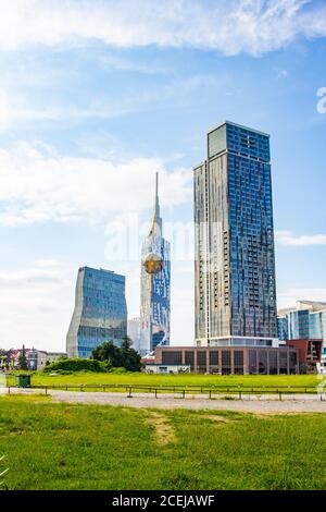 23.09.2018 Batumi, Adjaria, Georgia. Vista sul grattacielo. Costruzione di Università tecnologica con ruota panoramica su di essa e radisson blu hotel, persone Foto Stock