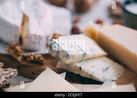 Tavola di formaggio con noci, uva e pane Foto Stock