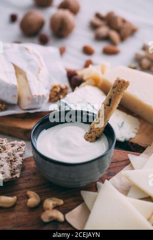 Tavola di formaggio con noci, uva e pane Foto Stock