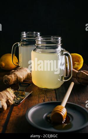 Preparare il switchel con succo di limone, zenzero e miele Foto Stock