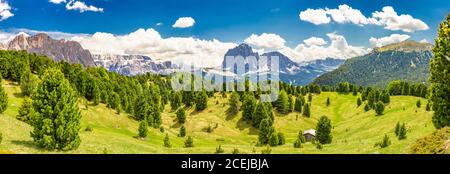 Splendida vista dal parco Seceda. Selva di val gardena, Trentino Alto Adige, Dolomiti Alpi, Alto Adige, Italia Europa. Panoramica su Odle - Geisler Foto Stock