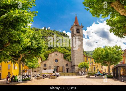 Chiesa di San Giorgio, Chiesa di San Giorgio, nel centro storico di Varenna in estate soleggiato giorno. Varenna si trova sulla costa del lago Foto Stock