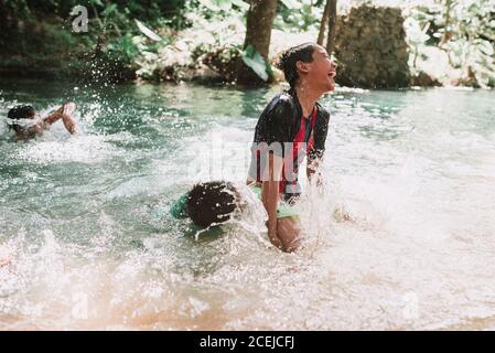 I bambini si divertono sul fiume Foto Stock