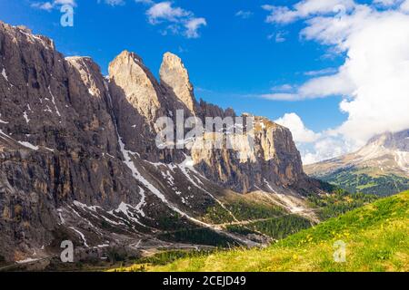 Colorata vista dall'alto sul monte Sassolungo tra le nuvole in una giornata estiva soleggiato dal Passo Sella di val Gardena Dolomiti, Alto Adige, Italia Foto Stock
