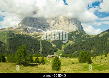Colorata vista dall'alto sul monte Sassolungo tra le nuvole in una giornata estiva soleggiato dal Passo Sella di val Gardena Dolomiti, Alto Adige, Italia Foto Stock