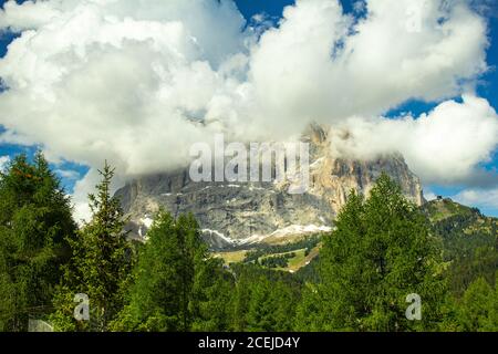 Colorata vista dall'alto sul monte Sassolungo tra le nuvole in una giornata estiva soleggiato dal Passo Sella di val Gardena Dolomiti, Alto Adige, Italia Foto Stock
