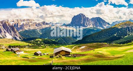 Splendida vista dal parco Seceda. Selva di val gardena, Trentino Alto Adige, Dolomiti Alpi, Alto Adige, Italia Europa. Panoramica su Odle - Geisler Foto Stock