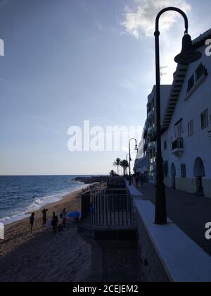 Tramonto a piedi a lato sulla spiaggia. Villaggio sul mare . Foto Stock