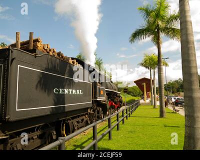 Treno turistico inglese a vapore in arrivo alla stazione di Luiz Carlos - Guararema-São Paulo-Brasile Foto Stock