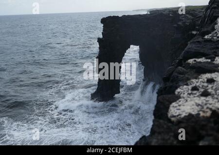 Holei Sea Arc, arco naturale lungo la costa lavica a Big Island, Hawaii Vulcanoes National Park Foto Stock