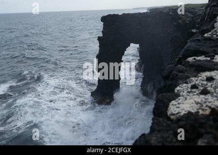 Holei Sea Arc, arco naturale lungo la costa lavica a Big Island, Hawaii Vulcanoes National Park Foto Stock