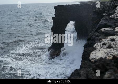 Holei Sea Arc, arco naturale lungo la costa lavica a Big Island, Hawaii Vulcanoes National Park Foto Stock