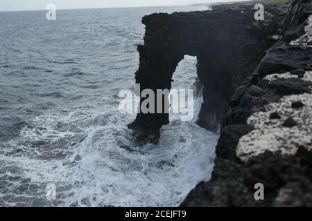 Holei Sea Arc, arco naturale lungo la costa lavica a Big Island, Hawaii Vulcanoes National Park Foto Stock