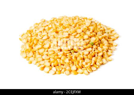 Closeup di mucchio di piselli spaccati di chana gialli isolati su sfondo bianco. Vista frontale, primo piano Foto Stock