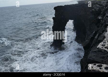 Holei Sea Arc, arco naturale lungo la costa lavica a Big Island, Hawaii Vulcanoes National Park Foto Stock