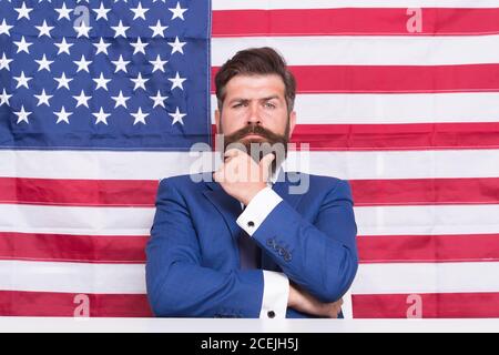 Uomo americano presentatore anchorman in studio, concetto di dibattito televisivo. Foto Stock