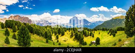 Splendida vista dal parco Seceda. Selva di val gardena, Trentino Alto Adige, Dolomiti Alpi, Alto Adige, Italia Europa. Panoramica su Odle - Geisler Foto Stock