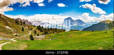 Incredibile vista panoramica dal parco Seceda sulle Alpi dolomitiche, dal gruppo montuoso Odle - Geisler, dalla cima della scoscata e dall'Alpe Siusi. Selva di val Foto Stock