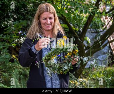 Workshop su foraggio e cucina con erbe selvatiche a Grevenbroich, Germania Foto Stock