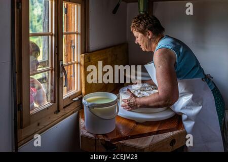 ALP Lairy, Lenk, Svizzera. Franziska Zurbrügg alla produzione del formaggio sull'Alpe di Pöris Foto Stock