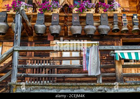 Una collezione di enormi campanelle appende sulla casa principale Del Pöris Alp Foto Stock