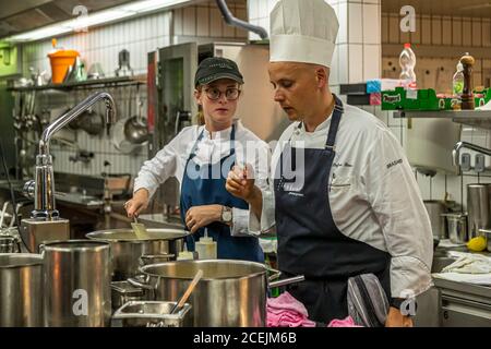 Cucina dell'Hotel Lenkerhof, Lenk, Svizzera. Stefan Lünse è il capo chef Foto Stock
