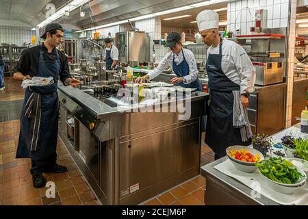 Cucina dell'Hotel Lenkerhof, Lenk, Svizzera. Spirito di squadra e buon umore Foto Stock