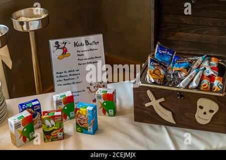 Colazione a buffet per bambini all'Hotel Lenkerhof, Lenk, Svizzera Foto Stock