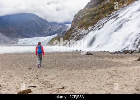 Ghiacciaio di Mendenhall a Juneau, Alaska. Donna turistica a piedi alla famosa escursione attrazioni in crociera di viaggio USA Foto Stock