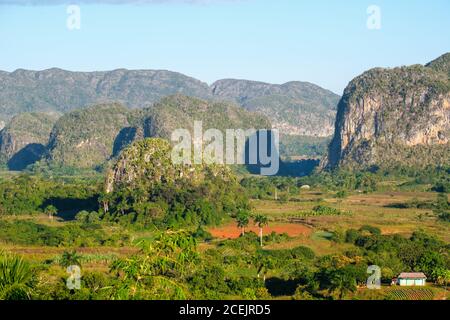 La valle di Viñales a Cuba, famosa per le sue montagne e le sue piantagioni di tabacco Foto Stock