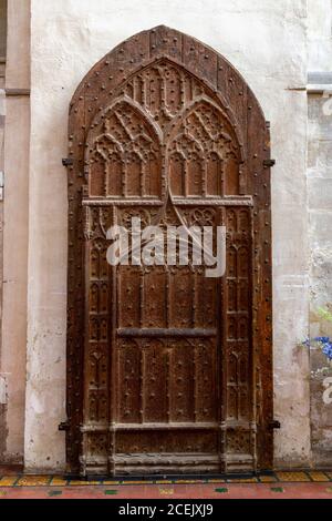 Una delle due porte medievali ad ovest della cattedrale di St Albans, St Albans, Regno Unito. Foto Stock