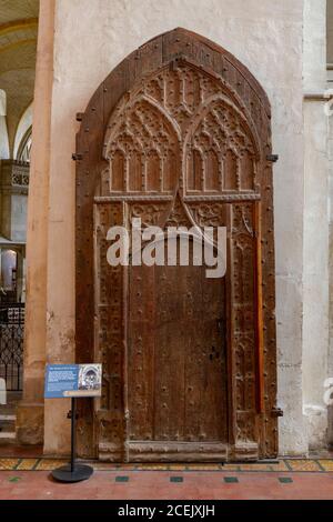 Una delle due porte medievali ad ovest della cattedrale di St Albans, St Albans, Regno Unito. Foto Stock