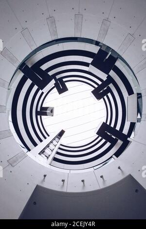 Da sotto scatto di design futuristico di sala con scale e ascensore in stile bianco e nero, Danimarca Foto Stock