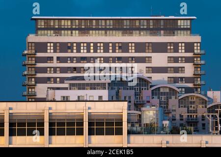 Skyline Plaza e Crown Heights illuminati di notte a Basingstoke centro città - blocchi di alti appartamenti e appartamenti Foto Stock