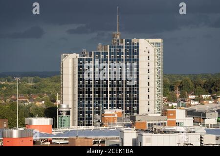 Churchill Place - un alto edificio di appartamenti che e' stato convertito e rinnovato da un ex ufficio per fornire appartamenti. Basingstoke, Regno Unito Foto Stock