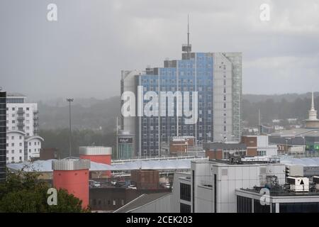 Una veduta aerea dall'atmosfera di Churchill Place, un alto edificio di appartamenti, e Festival Place nel centro di Basingstoke in una giornata grigia e cupa di pioggia Foto Stock